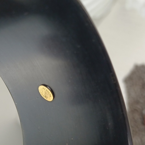 KJL Black Lucite & Golden Tan Bicone Knife Edge Stamped Bangle Bracelet - Picture 5 of 10